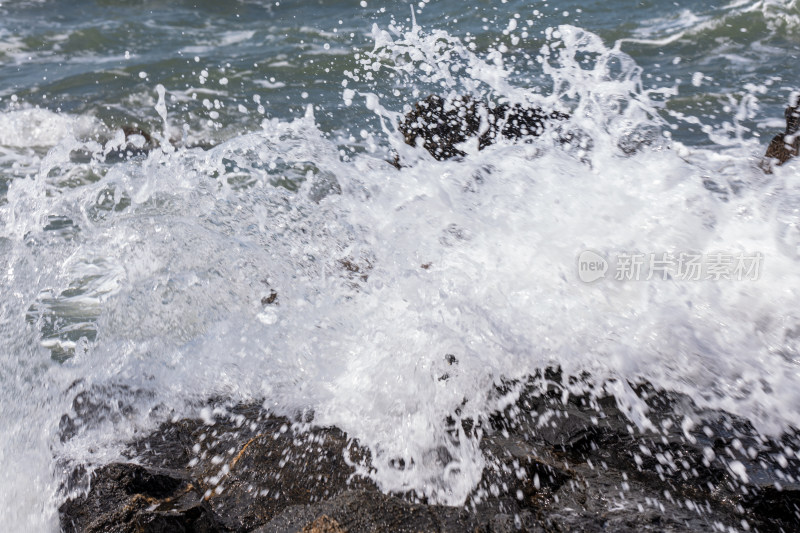 海浪拍打礁石景象
