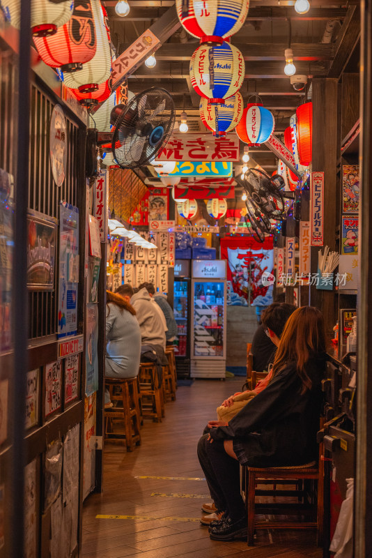 日式居酒屋内部环境及顾客用餐景象