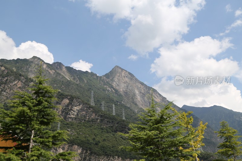 四川阿坝州叠溪镇的风景：群山、蓝天白云