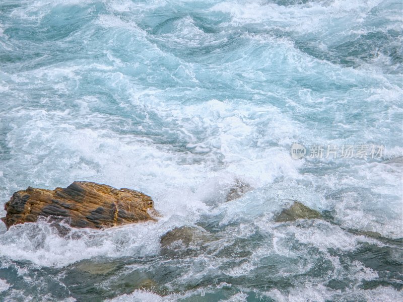 海浪拍打礁石画面