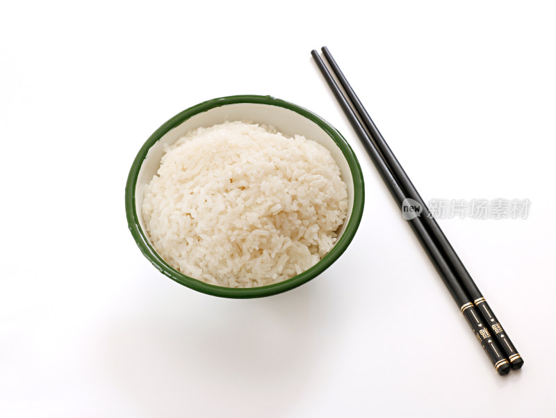 白色桌面上的一碗中餐美食大米饭的特写