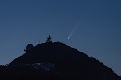 广东深圳西涌天文台紫金山阿特拉斯彗星划过