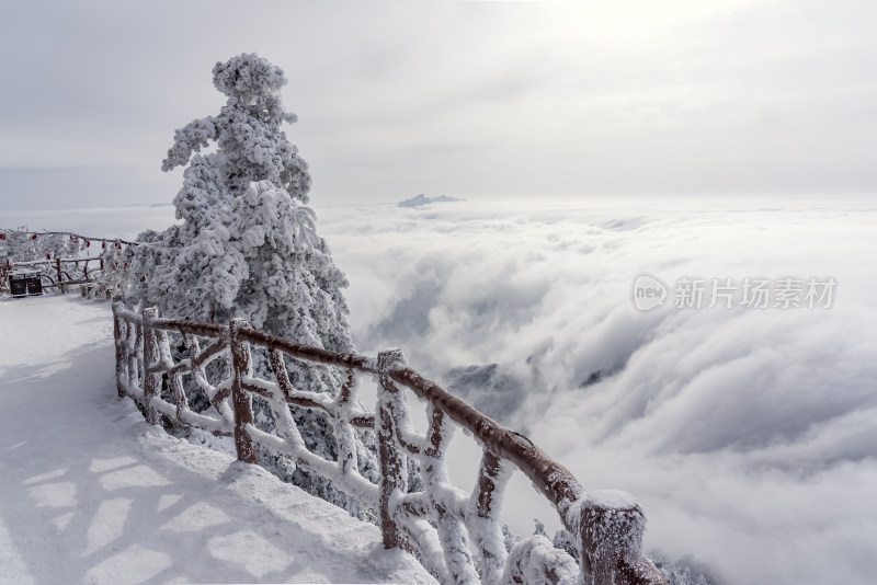 寒冷冬季景区雪后栈道