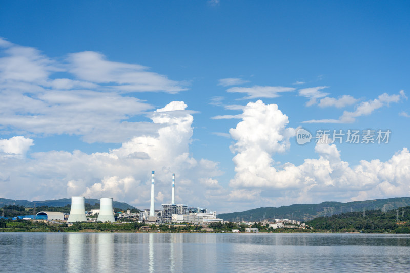 阳宗海水边的大型发电厂全景