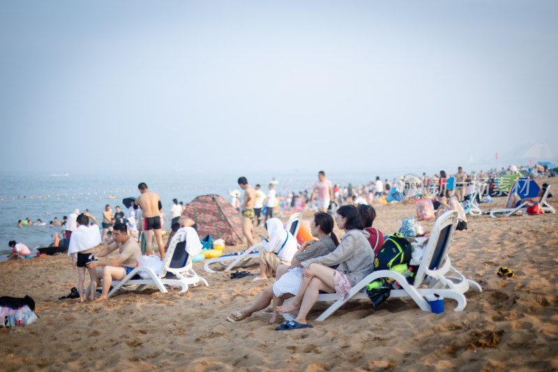 夏天海边游客游玩