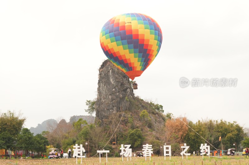 山水间的多彩热气球近景特写