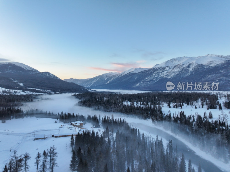 新疆阿勒泰喀纳斯雪景神仙湾晨雾雪山森林