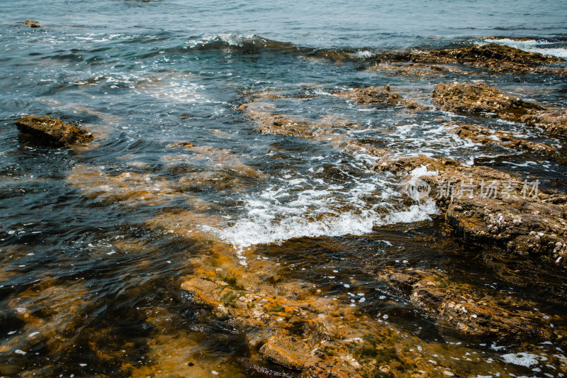 礁石上的海浪