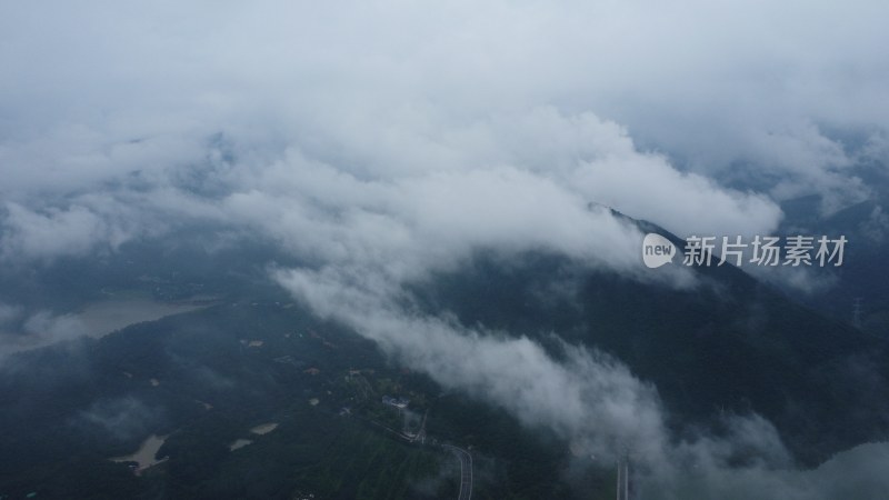 广东东莞：雨后银瓶山上空出现云海