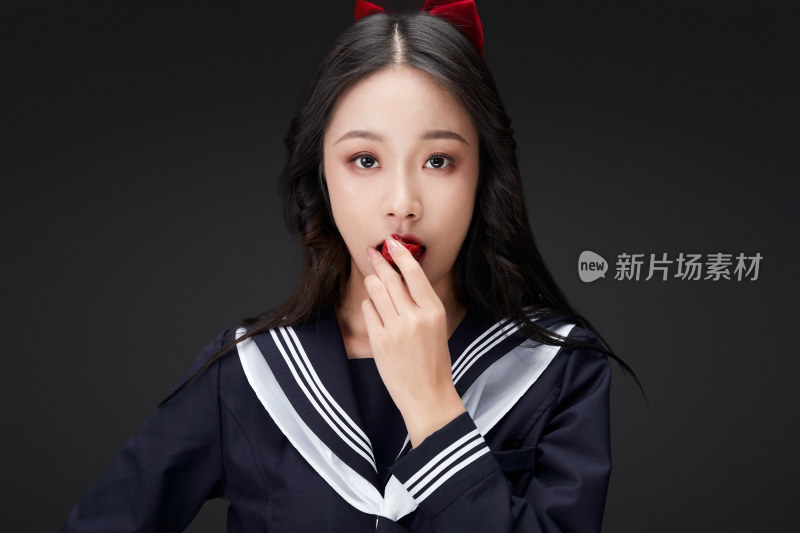 吃水果的亚洲东方长发少女