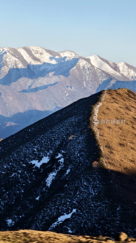 雪山背景下的壮美山景