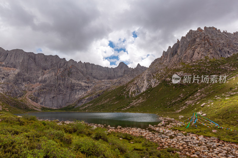 蓝天白云草原山峰湖泊