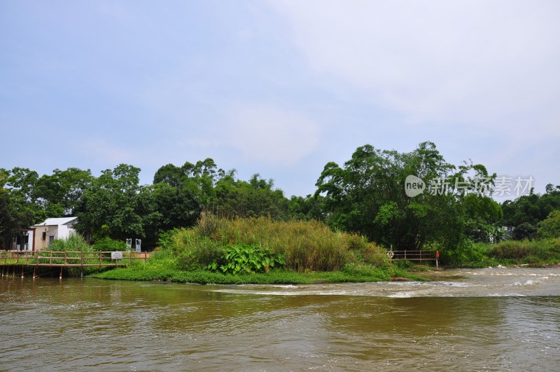 风景区河水两岸的风景美如画溪水流动