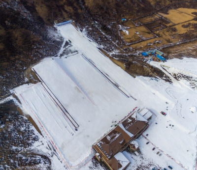 航拍冬季的森林滑雪场