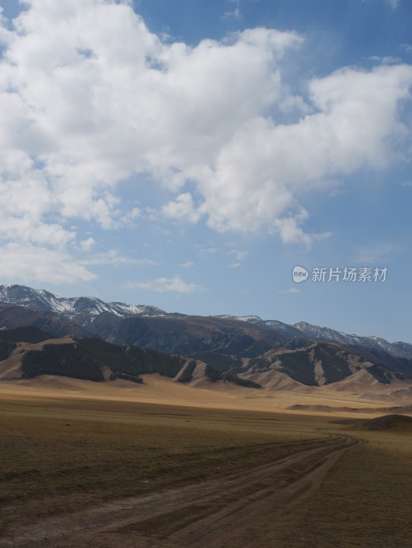 晴朗天气雪山风光