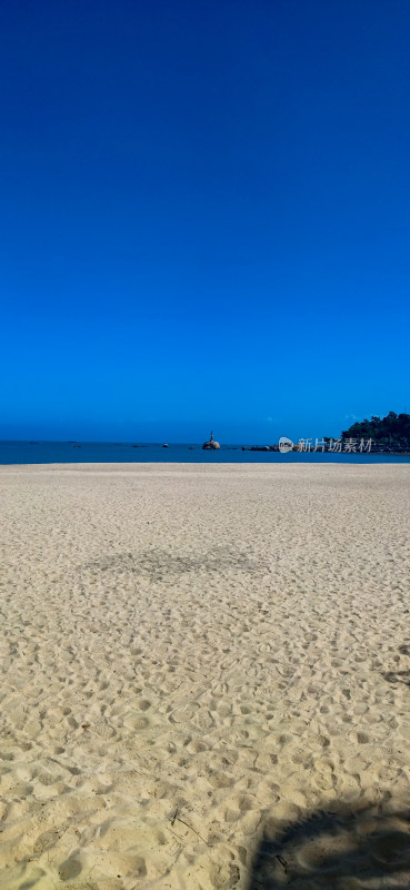 海边沙滩阳光大海海洋摄影图