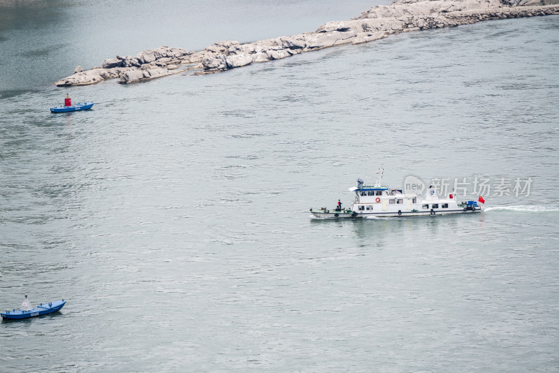 重庆长江航道局的船只在渝中区航道航行