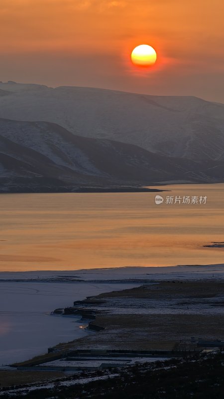 日照湖泊山川的壮阔风景