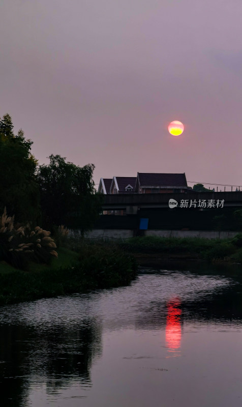 夕阳河流倒影