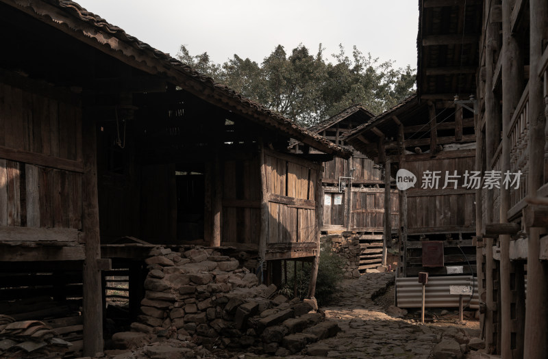 贵州黔西南南龙布衣古寨破旧的木房子