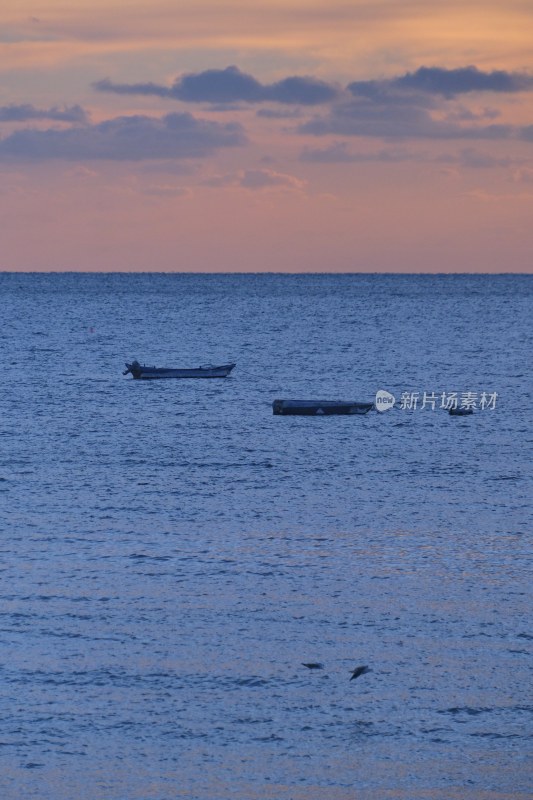 大连夏家河子冰海上的日落与月亮