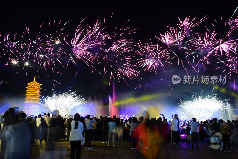 长沙铜官窑人群观赏烟花与塔楼夜景