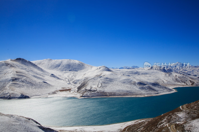 中国西藏羊卓雍措湖羊湖冬季雪景