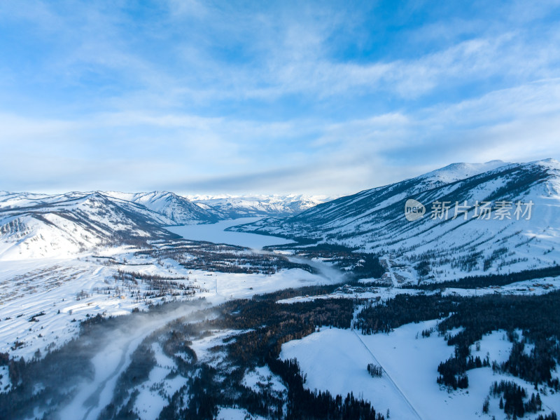 新疆阿勒泰喀纳斯雪景神仙湾晨雾雪山森林