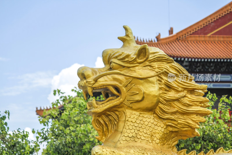 佛教寺庙古建筑前的金色麒麟雕塑