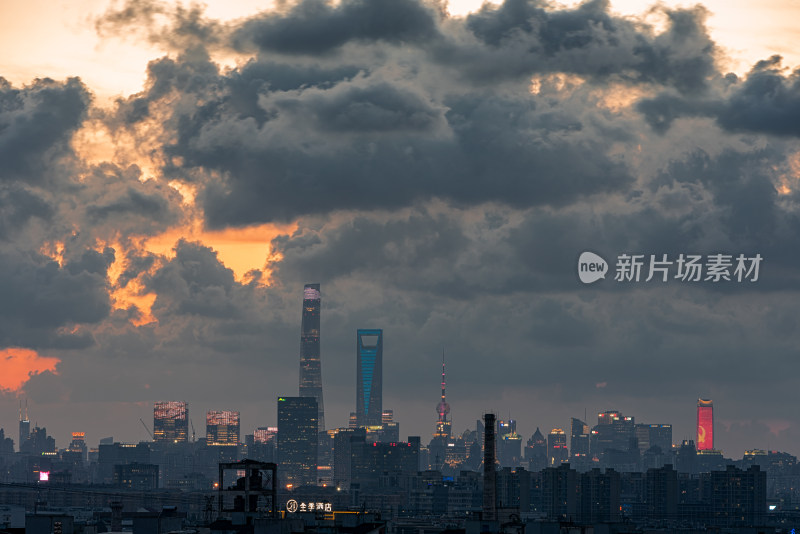 上海陆家嘴暴雨来临前乌云密布城市风光