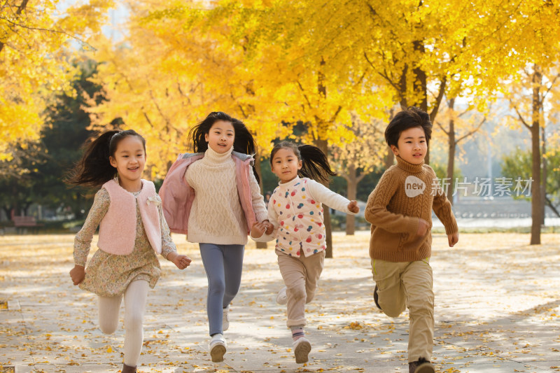 欢乐的男孩女孩在户外玩耍