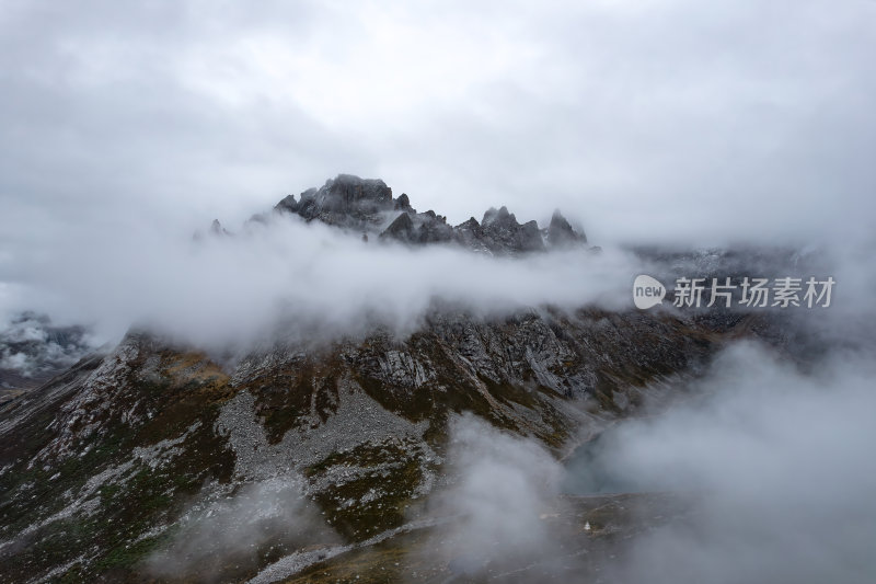 四川阿坝州莲宝叶则石头山晨雾高空航拍