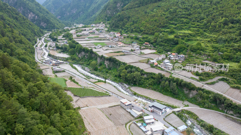 川西阿坝理小路自驾途中的理县朴头镇罗沟村