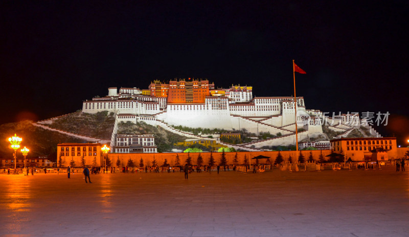 西藏拉萨布达拉宫广场夜景灯光