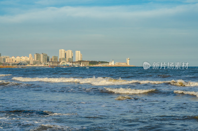 波浪宽阔的青岛海边