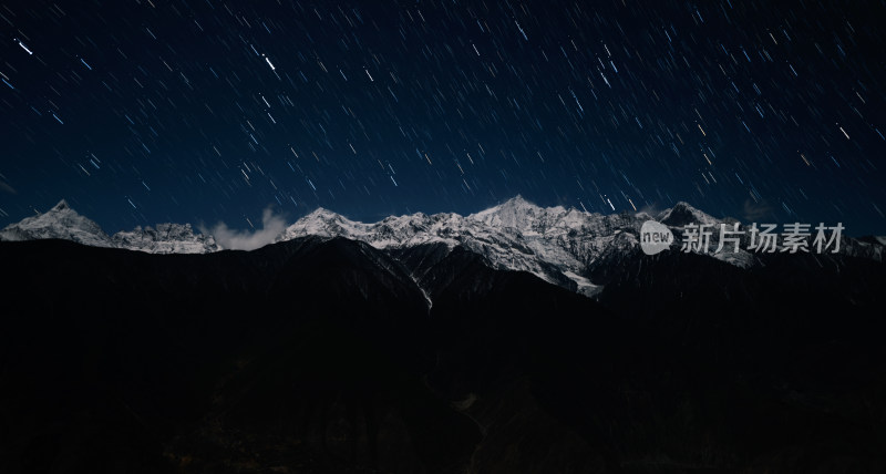 夜晚梅里雪山的星雨