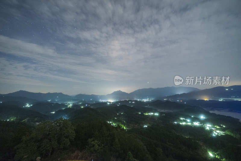 山间夜景灯火阑珊的群山风光