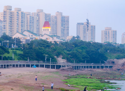 雾气中的青岛海滨度假区