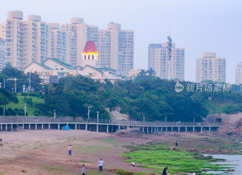 雾气中的青岛海滨度假区