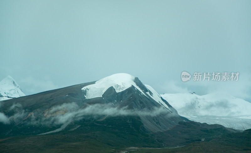 青藏铁路旁青藏高原雪山草地自然风光