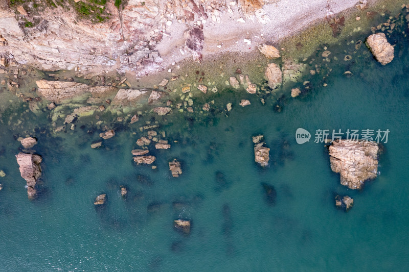 俯拍大海海浪沙滩礁石风景图