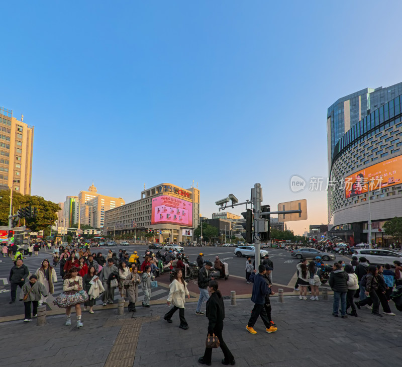 城市街头行人熙攘景象