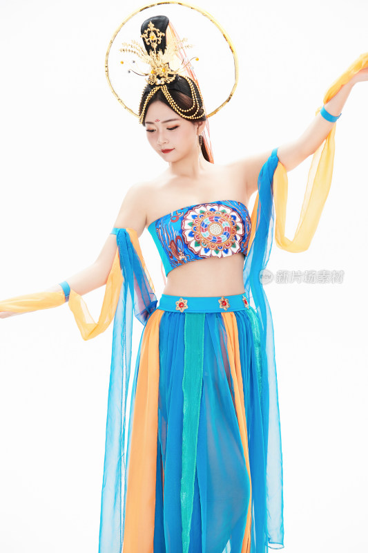 身着唐朝敦煌服饰跳飞天舞蹈的中国少女