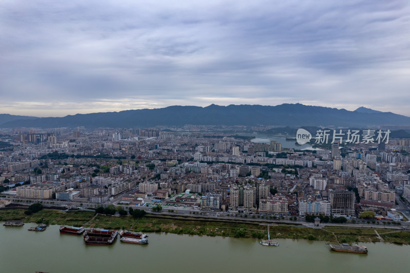 广东肇庆城市清晨西江风光航拍摄影图