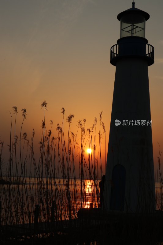 夕阳下海边灯塔风景