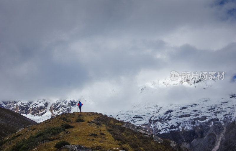 I雪山脚下徒步登山旅行者