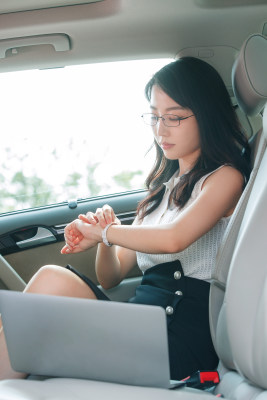 商务女性在汽车内看表上的时间