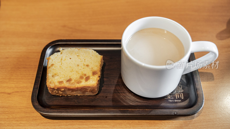 木托盘上的蛋糕与饮品摆盘