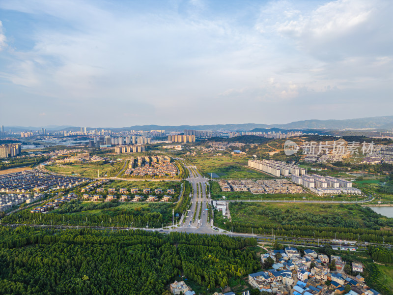 航拍滇池旁的昆明市城市风光