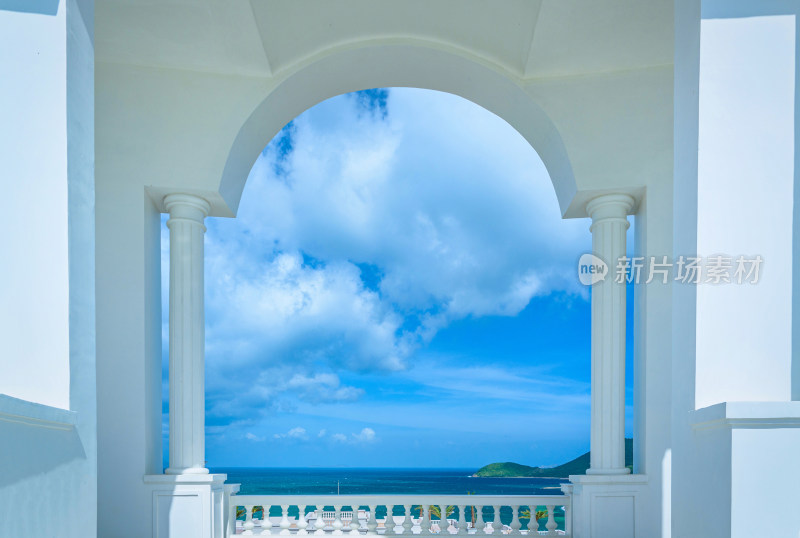 越南芽庄珍珠岛游乐园白色欧式建筑拱门